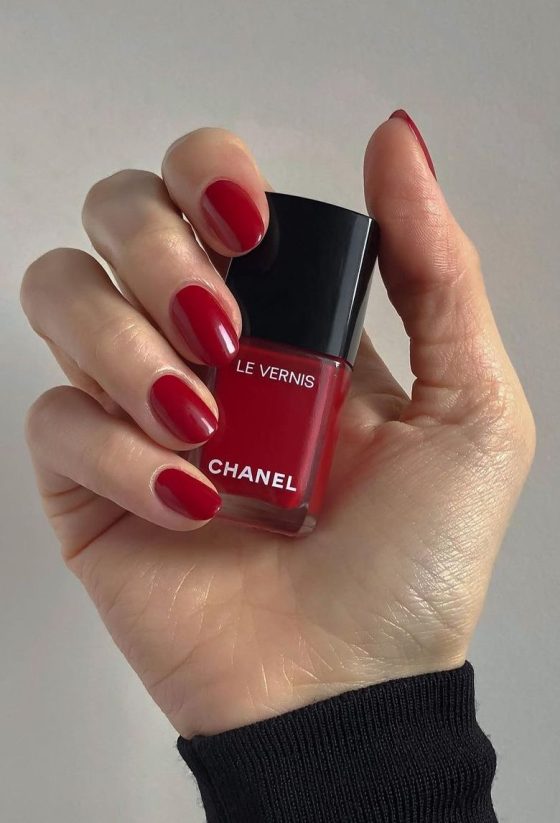 French nail polish brands Chanel Le Vernis 528 Rouge Puissant