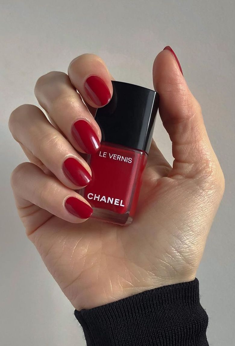 French nail polish brands Chanel Le Vernis 528 Rouge Puissant